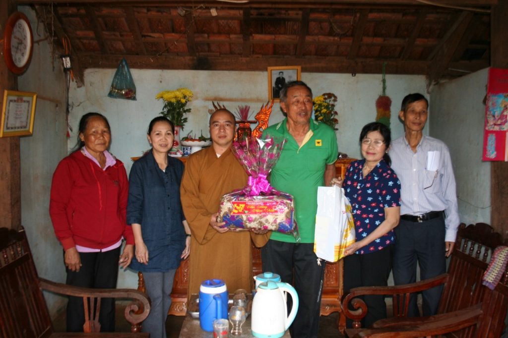 Đắk Lắk: Chùa Hoa Nghiêm tặng "Chăn Ấm Yêu Thương" cho người già và Tổng kết đạo tràng