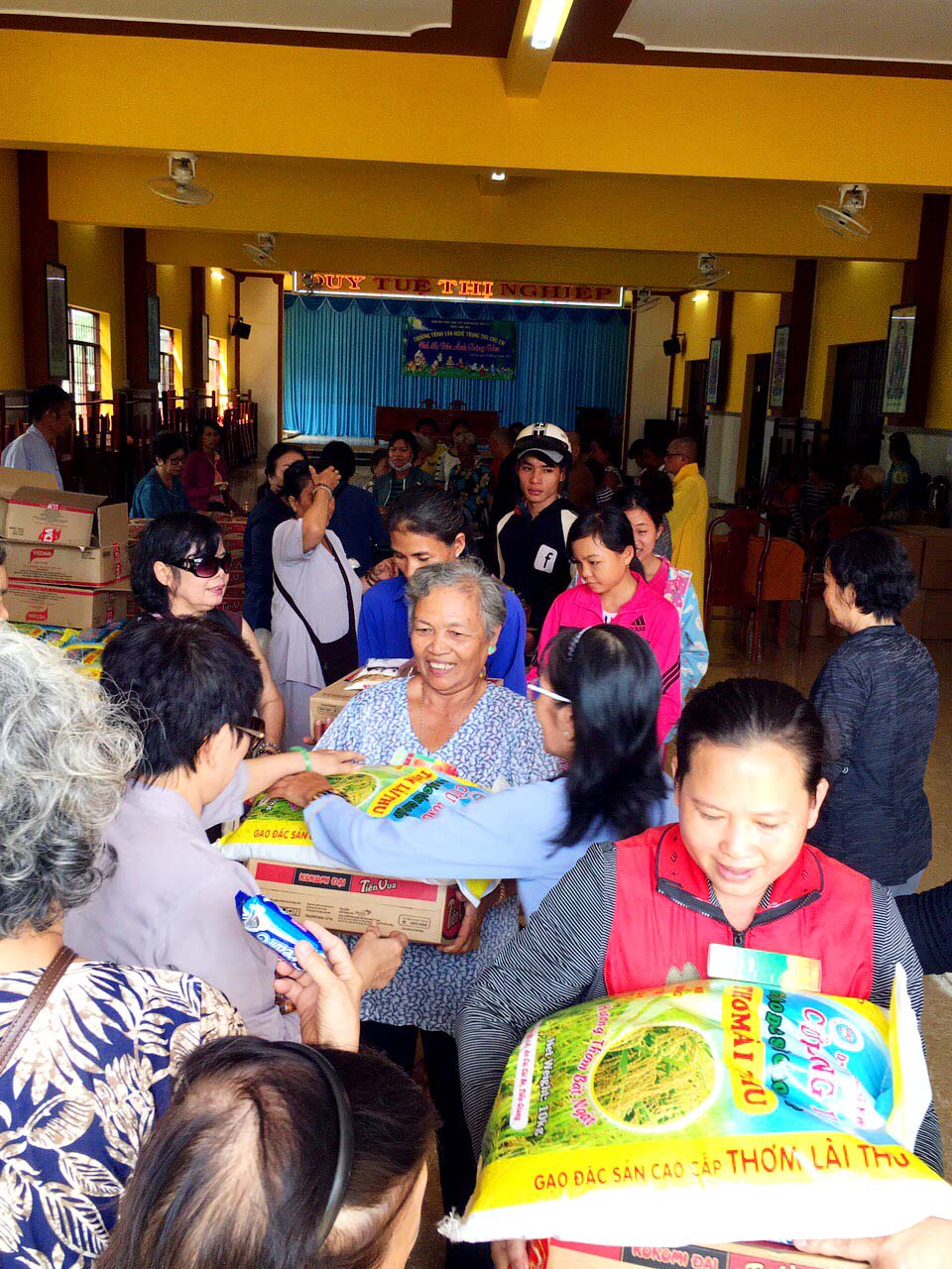 Trà Vinh: Tặng quà từ thiện nhân dịp Tết cổ truyền tại chùa Long Hòa