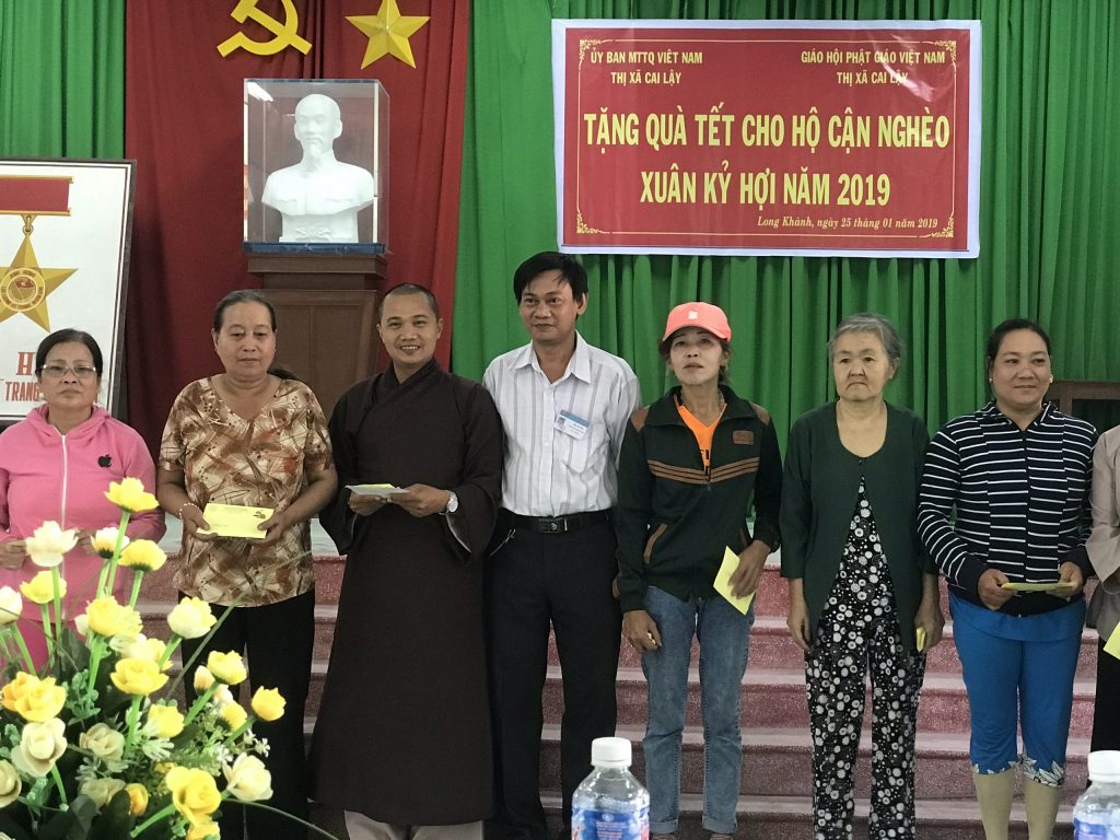 Tiền Giang: Ban Trị sự Phật giáo các huyện, thị tiếp tục tặng quà Tết đến bà con nghèo tại địa phương