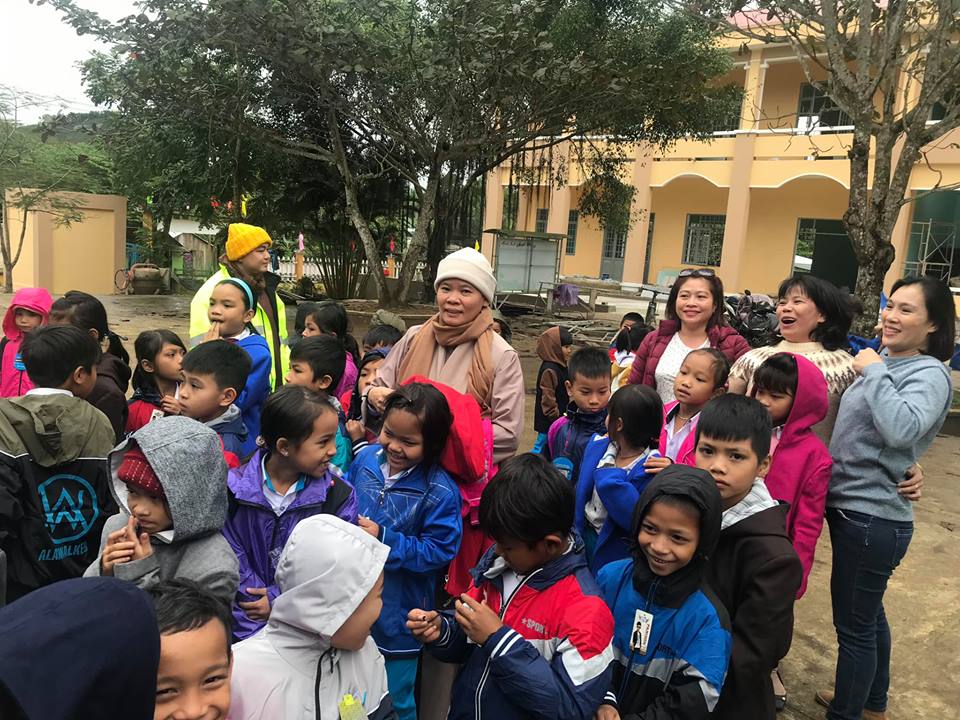 Quảng Nam: Chùa Bình Hải tặng quà mùa đông cho trẻ em huyện Đông Giang