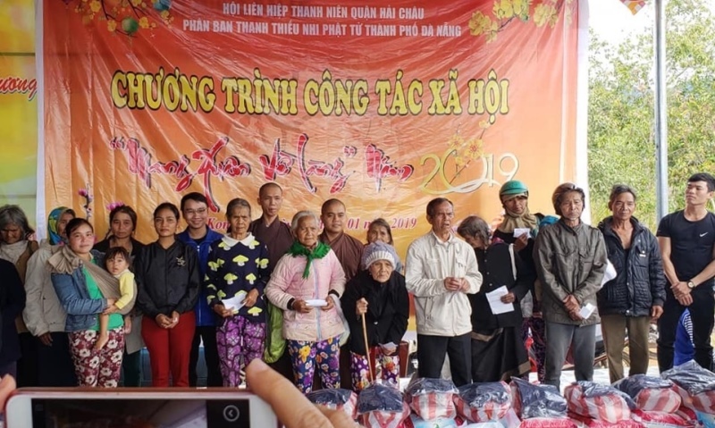 Đà Nẵng: Phân ban TTNPT thành phố tặng quà tết cho bà con miền núi Kon Tum