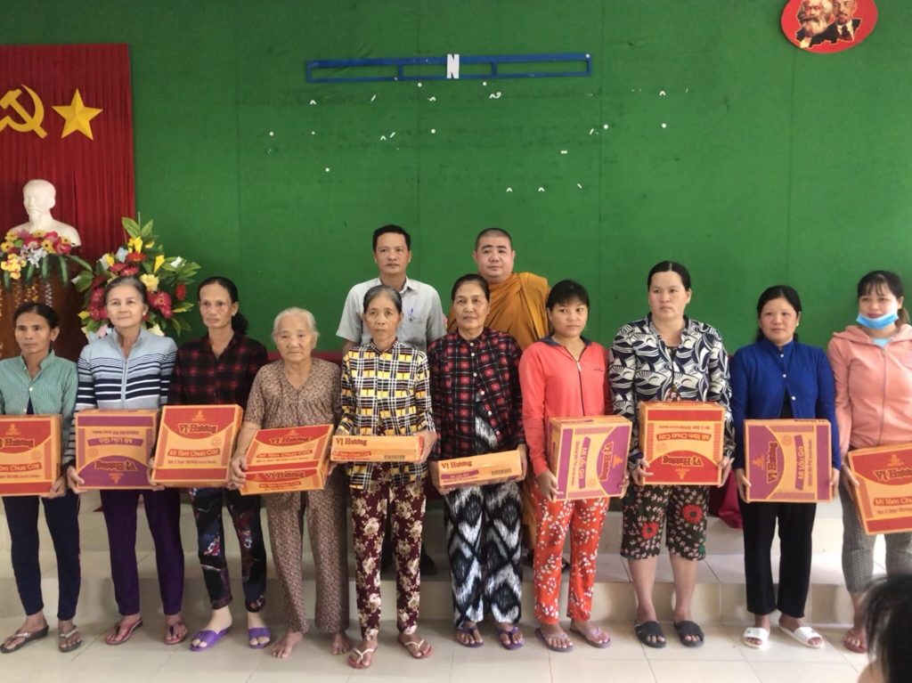 Kiên Giang: Tịnh xá Ngọc Sơn tặng quà cho người nghèo