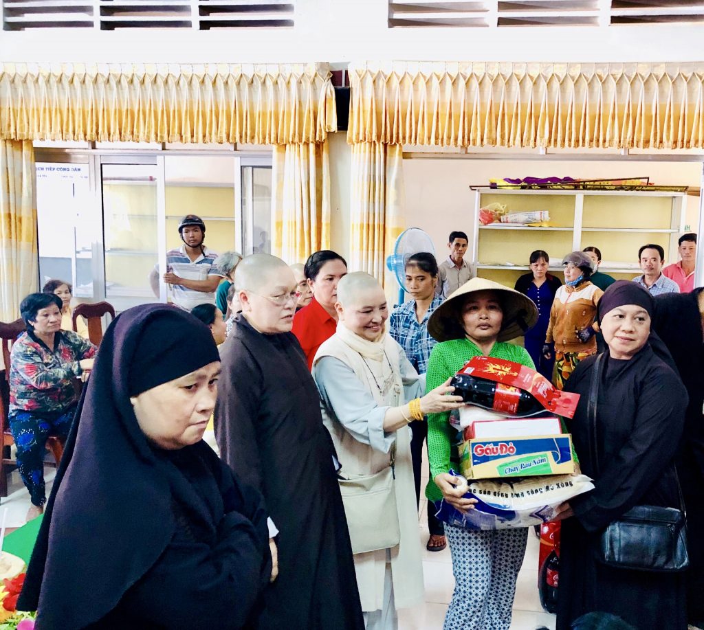 Hậu Giang: Phân ban Ni giới tỉnh Bình dương trao quà Tết đến bà con nghèo