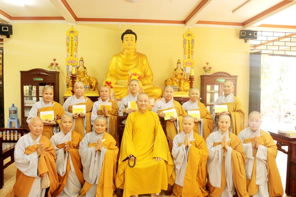 Long An: Chư Ni huyện Cần Đước chúc mừng khánh tuế chư Tôn đức Hòa thượng và Ni Trưởng