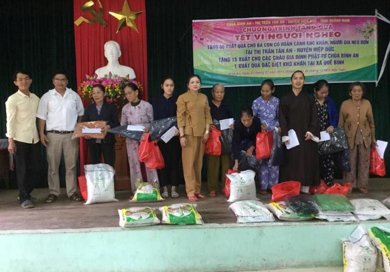 Quảng Nam: Chùa Bình An tặng quà Tết cho người nghèo