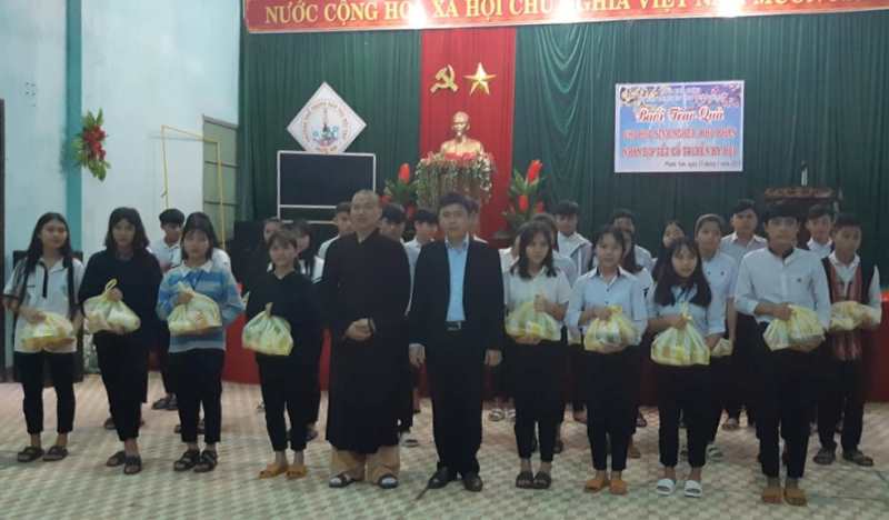 Quảng Nam: Chùa Phổ Châu tặng quà Tết cho học sinh Dân tộc miền núi huyện Phước Sơn