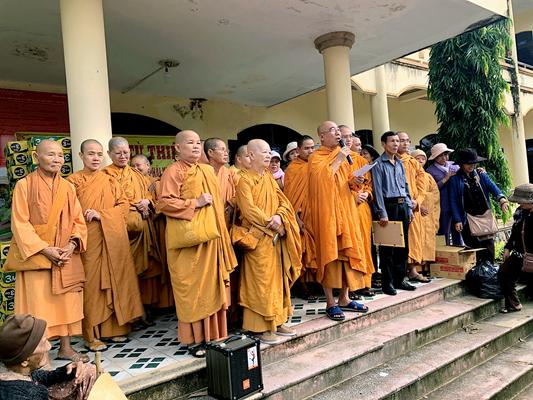 Bình Định: Đoàn từ thiện hệ phái Khất sĩ tặng quà cho đồng bào bị thiên tai lũ lụt tại 2 huyện Phù Mỹ và Hoài Nhơn