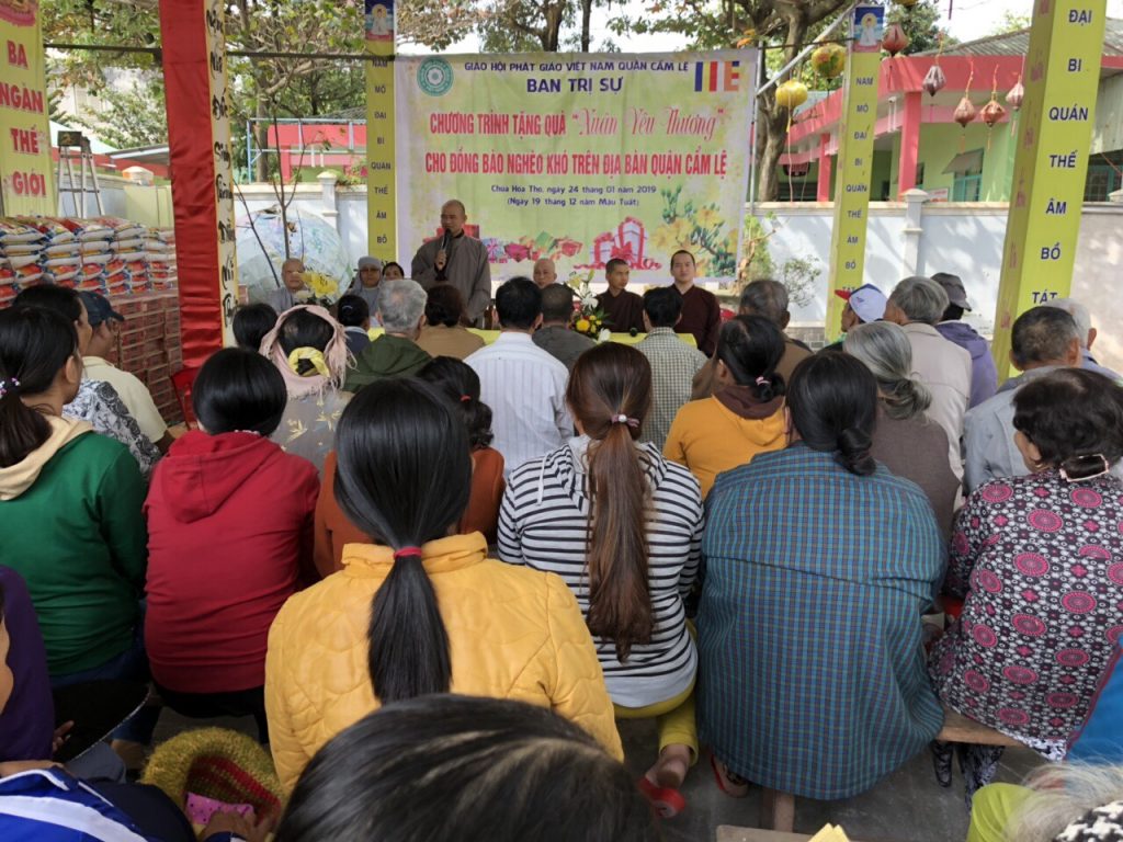 Đà Nẵng: Ban Trị sự GHPGVN quận Cẩm Lệ  trao quà cho đồng bào có hoàn cảnh khó khăn