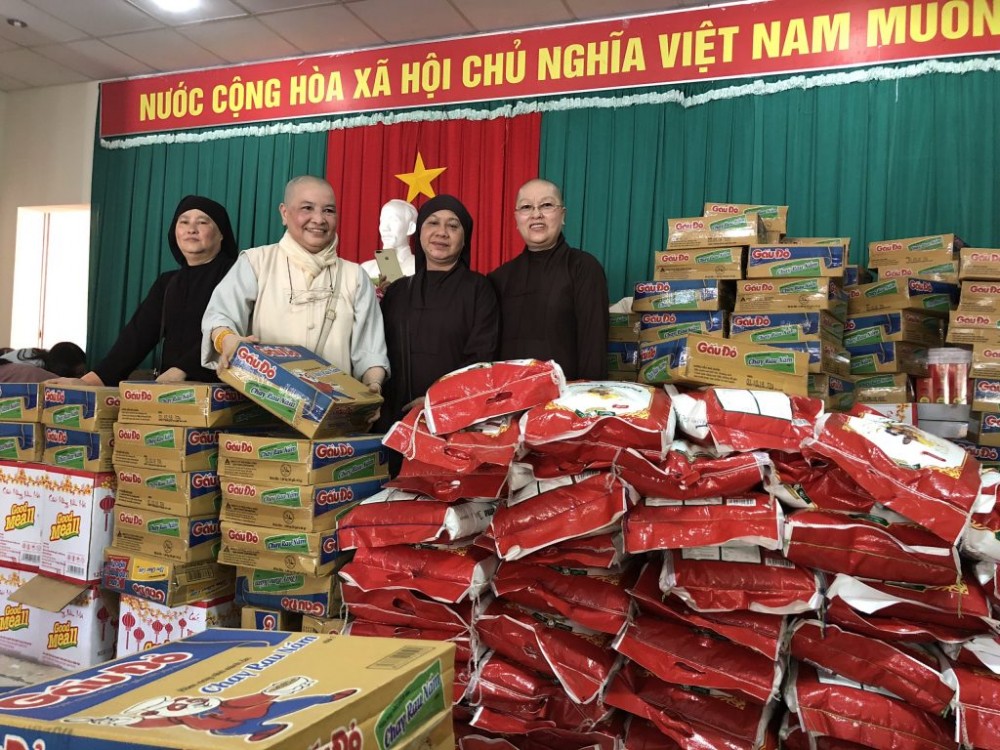 Hậu Giang: Phân ban Ni giới tỉnh Bình dương trao quà Tết đến bà con nghèo