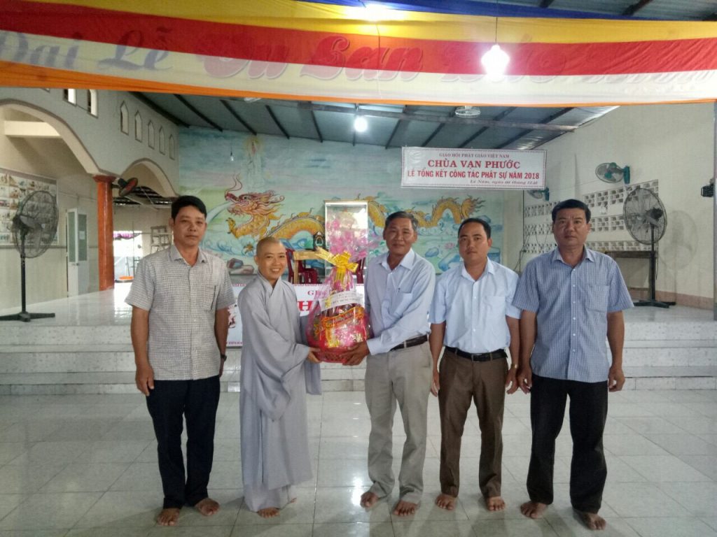 Cà Mau: Lãnh đạo chính quyền xã chúc Tết chùa Vạn Phước huyện Phú Tân 