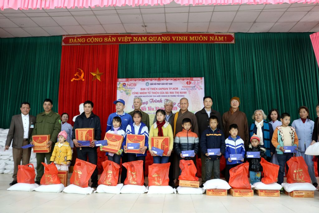 Tây Bắc: Đoàn Ban Từ thiện Phật giáo TP.HCM tiếp tục trao quà Xuân Kỷ Hợi đến bà con các tỉnh miền núi