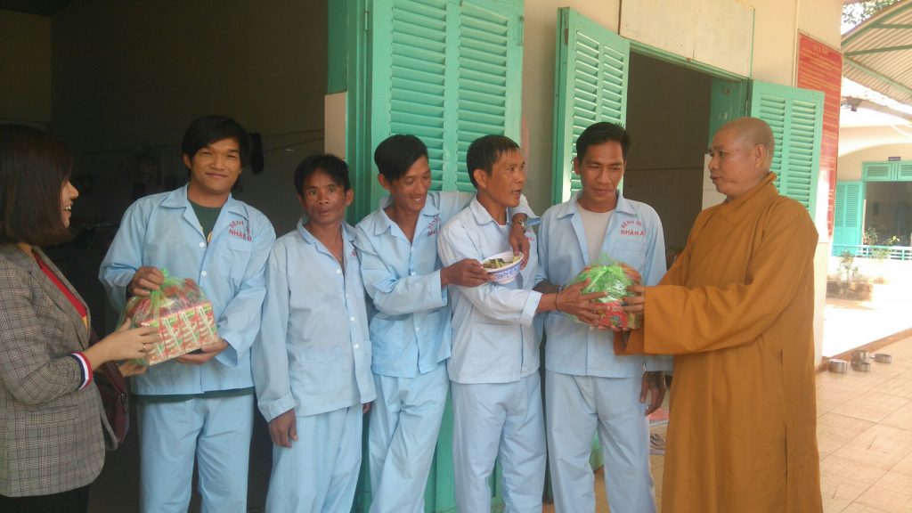Bình Phước: Chùa Đức Hạnh tặng quà Tết cho Bệnh nhân HIV