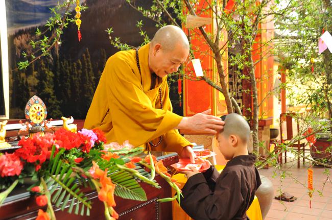 Phật tử hoan hỷ trở về chùa Bằng “mùng 3 tết Thầy”