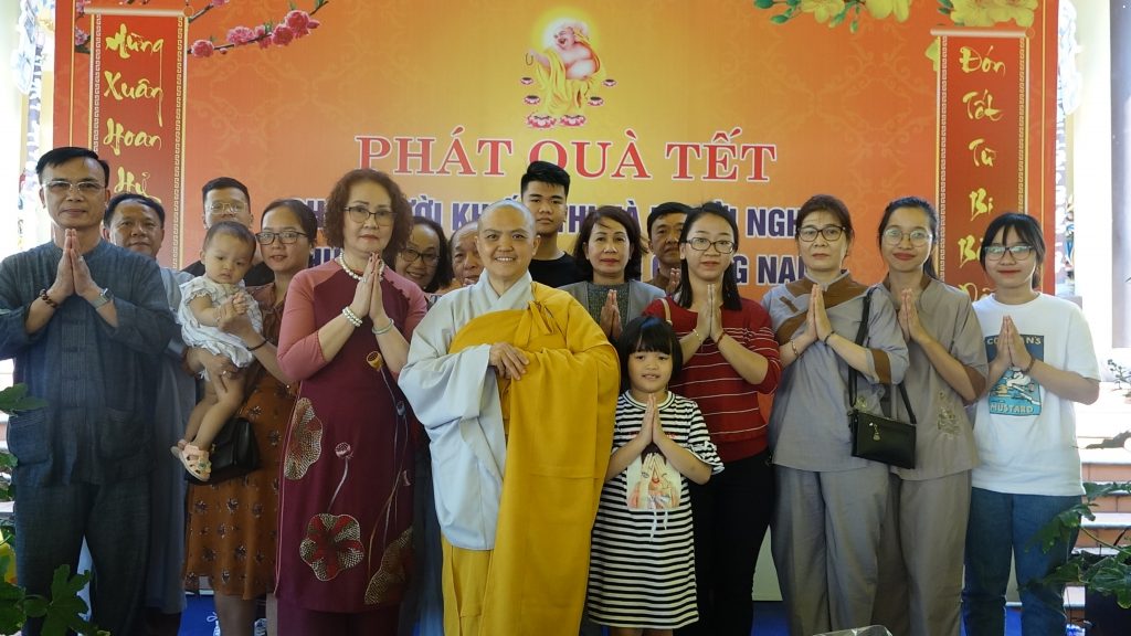 Bình Dương: Quỹ từ thiện chùa Thiên Quang tặng quà bà con Quảng Nam
