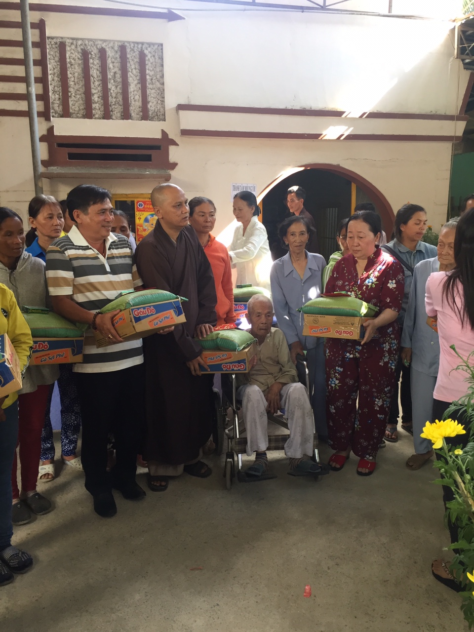 Ninh Thuận: Gia đình Phật tử Diệu Tâm TP.HCM tặng quà cho bà con tại chùa Tân Sơn