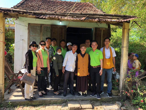 Đà Nẵng: Chùa Liên Trì và nhóm Lam yêu thương tặng quà Xuân cho bà con nghèo tỉnh Quảng Nam