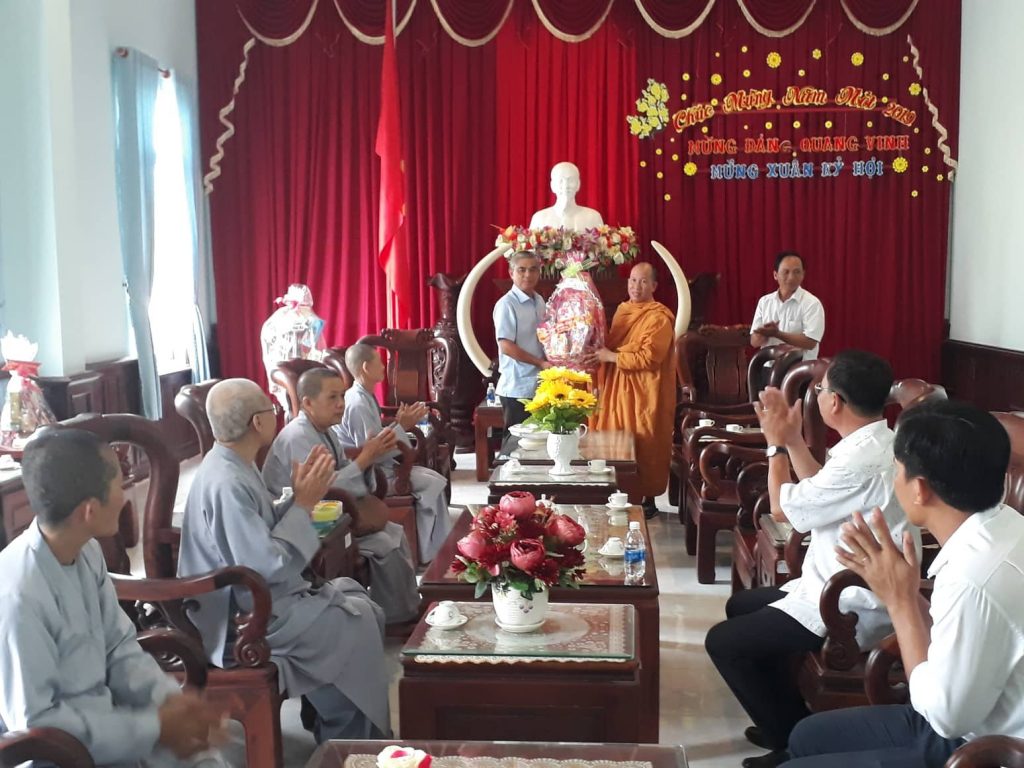 Cần Thơ: BTS Phật giáo huyện Vĩnh Thạnh chúc Tết lãnh đạo chính quyền