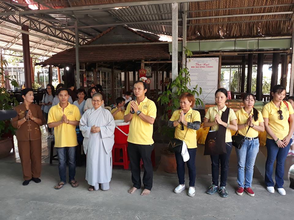 Long An: Chùa Tôn Vân kết hợp Câu lạc bộ Từ Tâm Lan Tỏa phát quà đầu xuân cho đồng bào có hoàn cảnh khó khăn