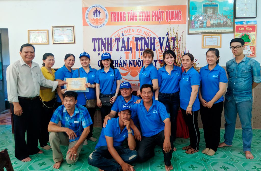 Video Nhóm từ thiện Chơn Duyên thăm và tặng quà Trung tâm từ thiện Phật Quang