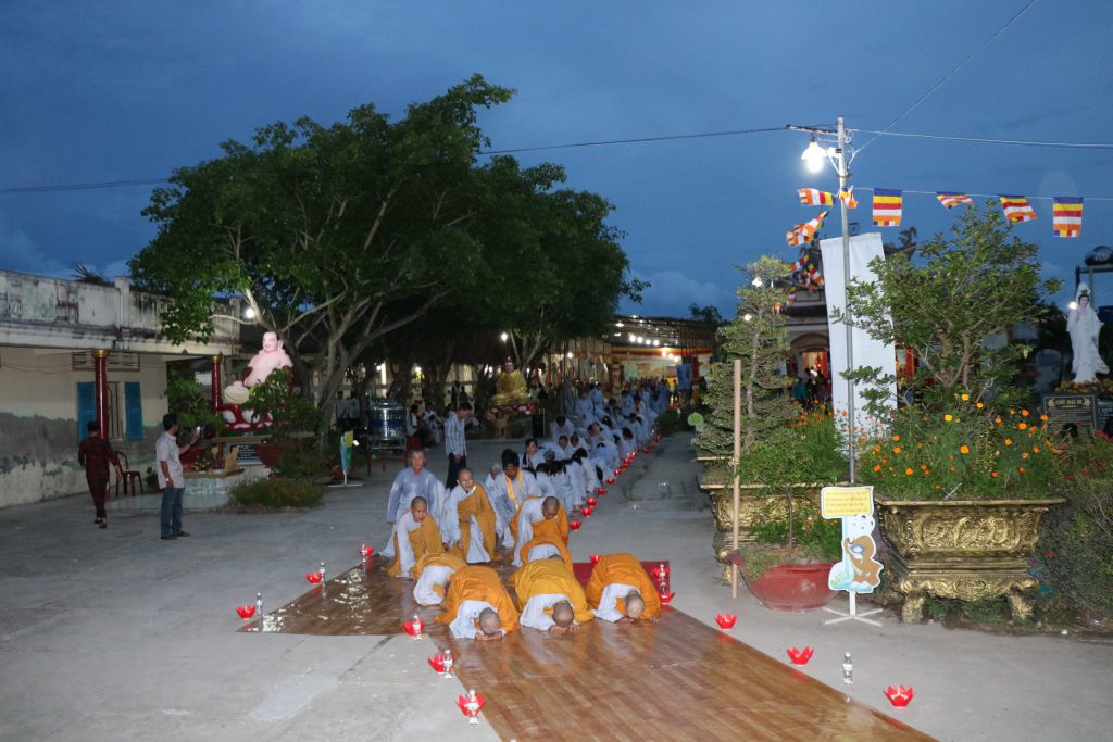 Cà Mau: Chùa Vạn Phước trang nghiêm khóa lễ “Nhất bộ nhất bái” nhân ngày vía Bồ tát Quán Thế Âm