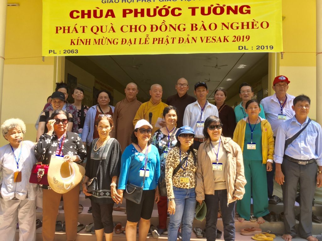 Trà Vinh: Chùa Phước Tường tặng quà cho bà con Phật tử hướng về Vesak 2019