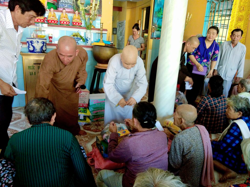 Trà Vinh: Chùa Liên Hải tặng quà cho bà con nghèo xã Hiếu Tử