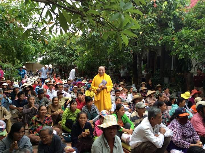 Phú Yên: NS. Phượng Liên đại diện cho chư Ni và Phật tử hải ngoại Từ thiện nhân lễ tưởng niệm Ni trưởng Huỳnh Liên