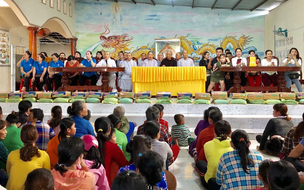 Cà Mau: Chùa Vạn Phước phát quà cho bà con khó khăn nhân lễ vía Quán Thế Âm Bồ Tát