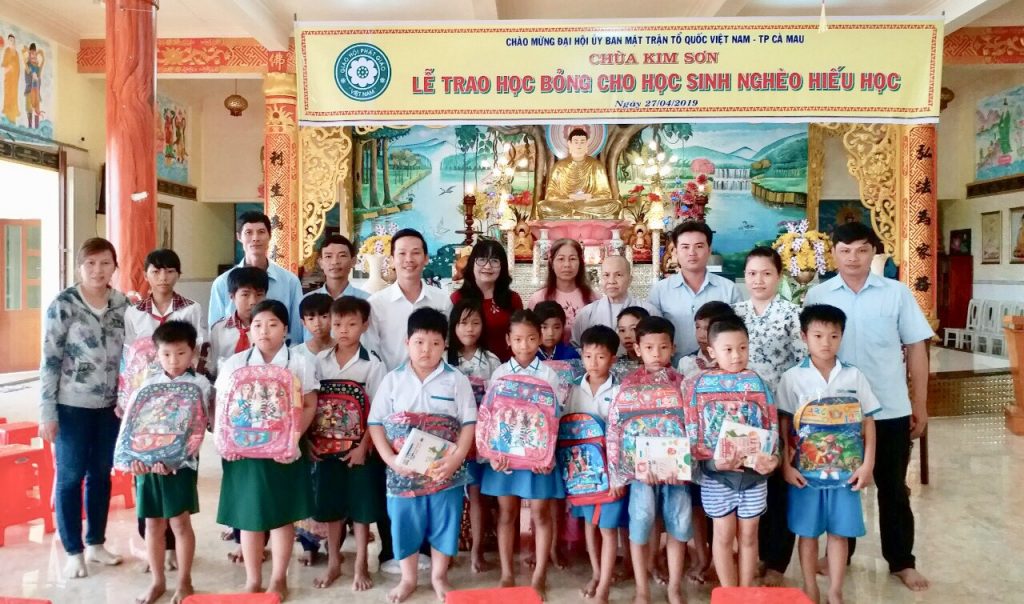 Cà Mau: Chùa Kim Sơn trao học bổng cho học sinh nghèo hiếu học