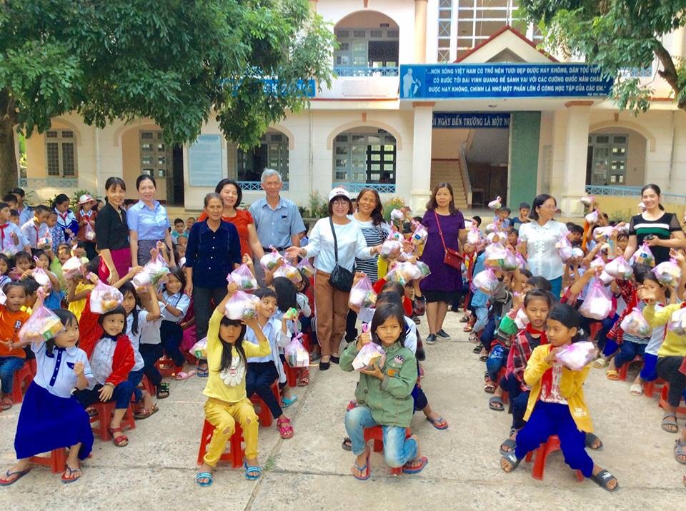 Kon Tum: Tịnh xá Khánh Hưng tặng quà cho học sinh