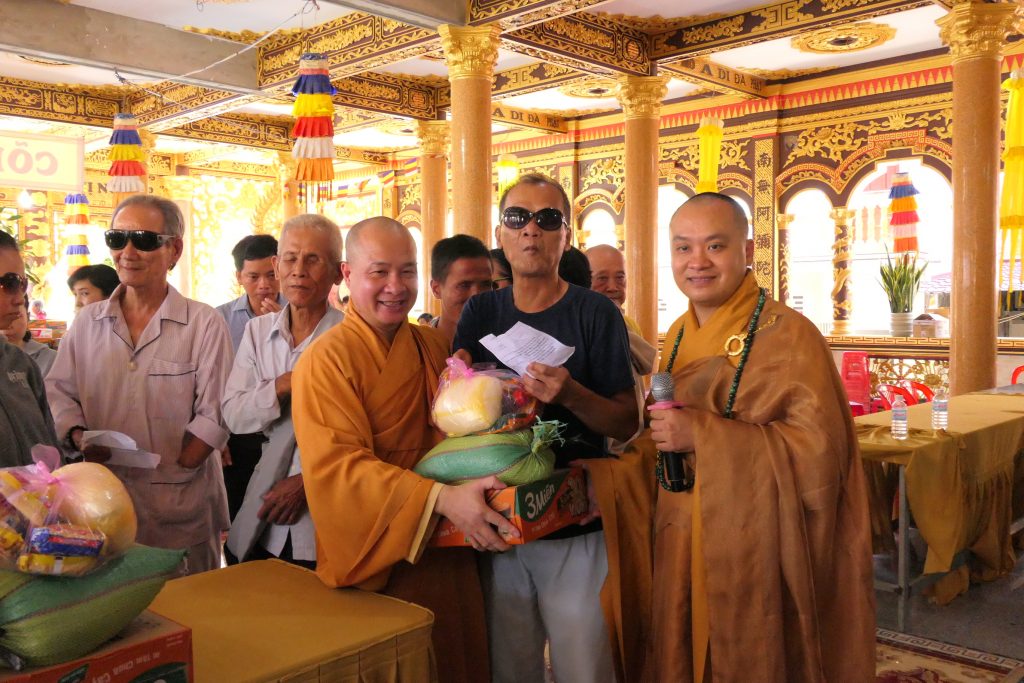 Tiền Giang: Khóa tu Một Ngày An Lạc – Tặng quà cho người khiếm thị và bà con nghèo tại Phước Long Cổ tự
