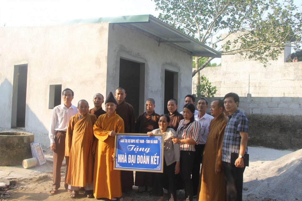 HÀ NAM: Ban Trị sự GHPGVN tỉnh thăm, tặng quà tại Trung tâm điều dưỡng Thương binh và tặng nhà đại đoàn kết