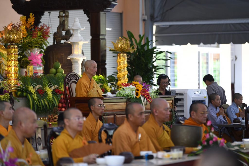 TP.HCM: Đạo tràng Pháp Hoa cúng dường chư hành giả An cư tại Trường hạ Học viện Phật giáo