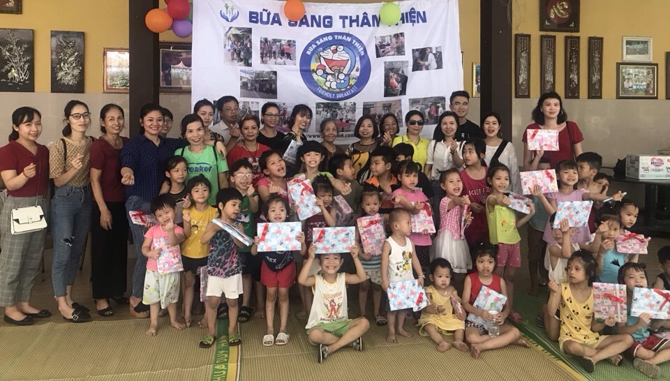 Hà Nội: Tặng quà cho các cháu nhân dịp ngày Quốc tế thiếu nhi 1/6