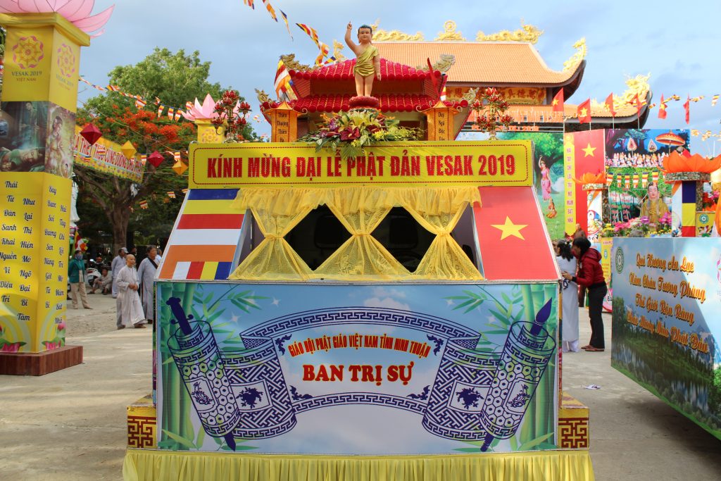 Ninh Thuận: Chùm ảnh Diễu hành xe hoa chào mừng Đại lễ Phật đản Vesak 2019