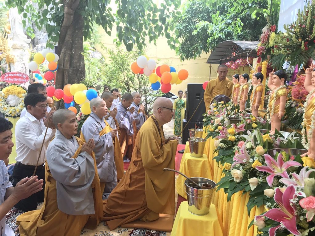 Bình Phước: Chùa Bảo An trang trọng Lễ tắm Phật và trao học bổng, quà cho hoàn cảnh khó khăn