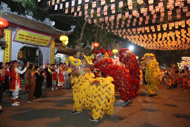 Linh thiêng đêm rước Phật đản sinh tại Tổ đình Hồng Phúc – Hòe Nhai