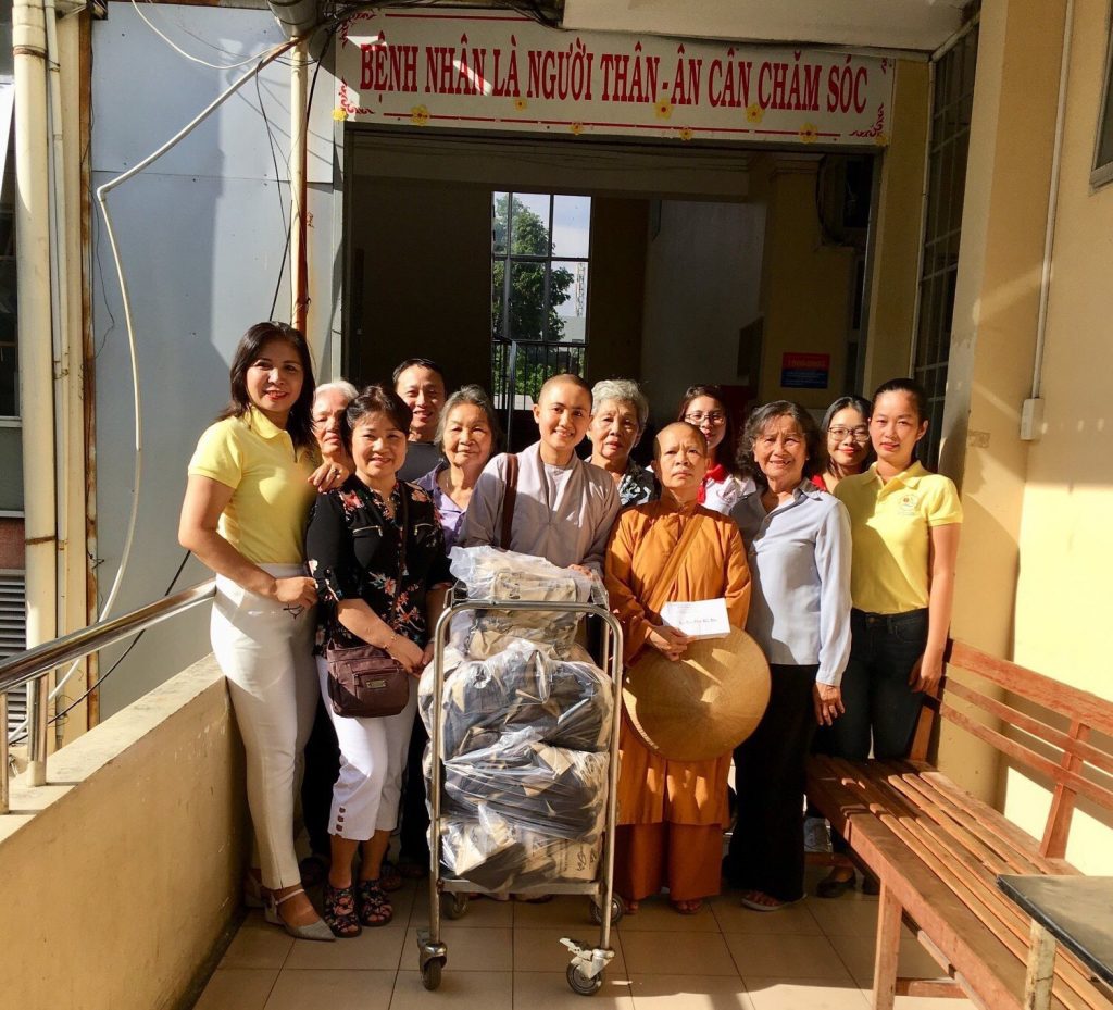 Khánh Hòa: Ban Từ thiện Phật giáo trao quà cho bệnh nhân tại Bệnh viện đa khoa nhân Đại lễ Phật đản LHQ Vesak 2019