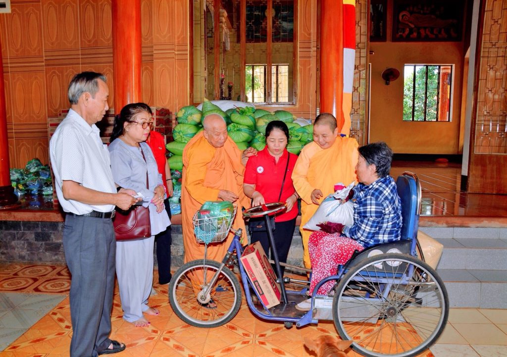 Ni giới Hệ phái Khất sĩ chia sẻ yêu thương nhân Đại lễ Phật đản Vesak 2019