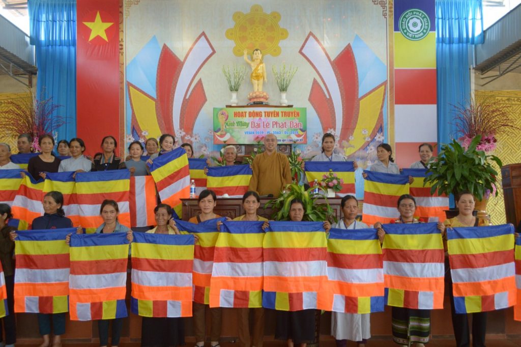 Đắk Lắk: Chùa Hoa Nghiêm huyện Cư M'gar tuyên truyền Đại lễ Phật đản đến người dân Ê Đê