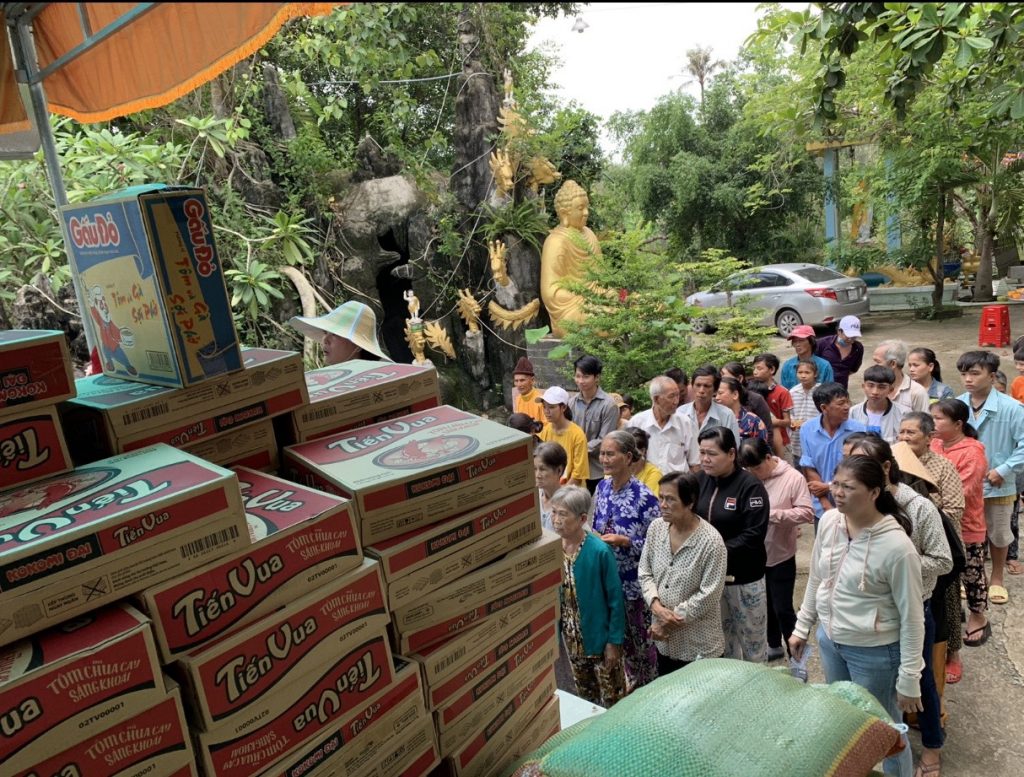 Đồng Nai: Chùa Long Tuyền mùa Phật đản phát quà Từ thiện đem niềm vui đến cho bà con nghèo