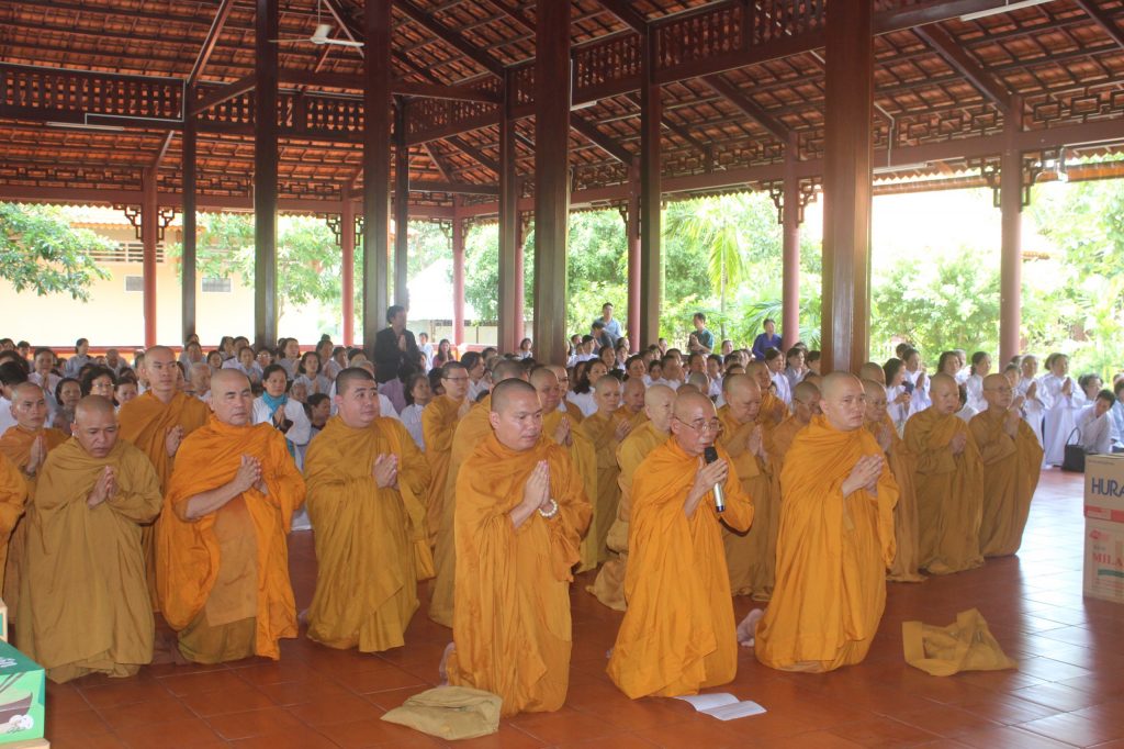 Vĩnh Long: Giáo đoàn IV Hệ phái Khất sĩ cúng dường Trường hạ Tổ đình Minh Đăng Quang