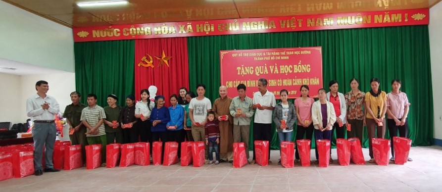 Cao Bằng: Tặng quà, cấp học bổng cho bà con và học sinh nghèo dân tộc thiểu số tại huyện Trùng Khánh