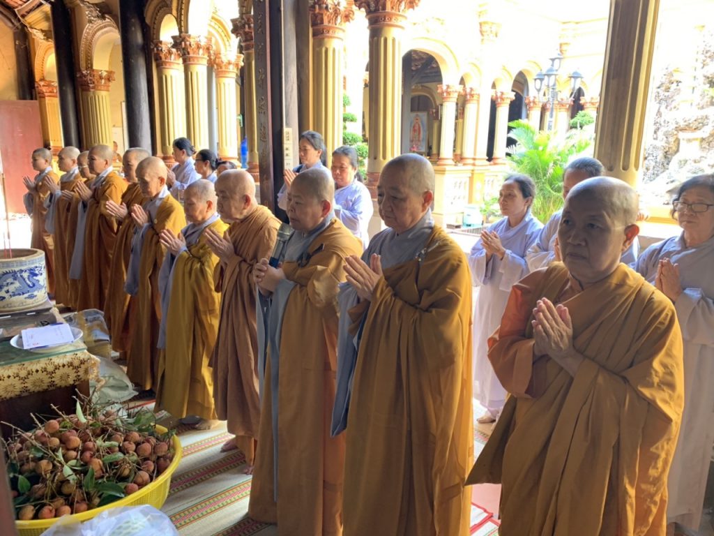 Tiền Giang: Phân ban Ni giới tỉnh thăm và cúng dường chư hành giả An cư