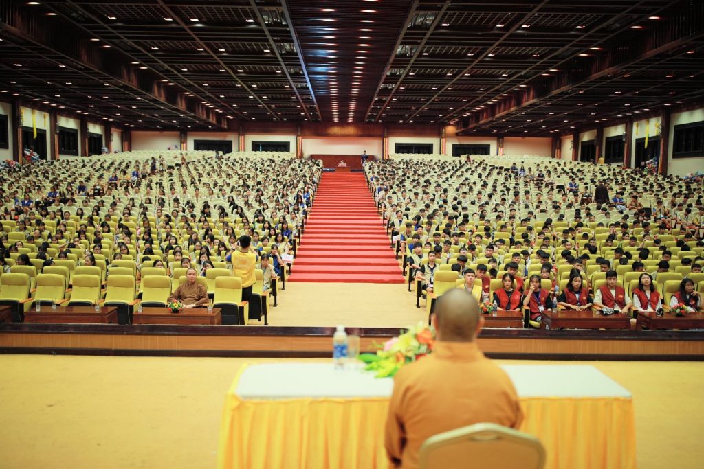 Ninh Bình: TT. Trưởng Ban Trị sự GHPGVN tỉnh Ninh Bình Chia sẻ Phật pháp với 2000 bạn khóa sinh