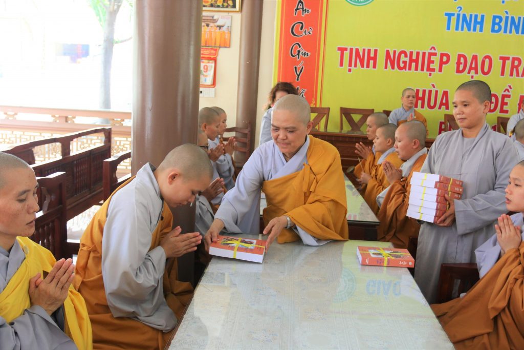 Bình Dương: Ni sư Thích Nữ Hương Nhũ và đạo tràng chùa Thiên Quang cúng dường hạ trường mùa an cư PL.2563