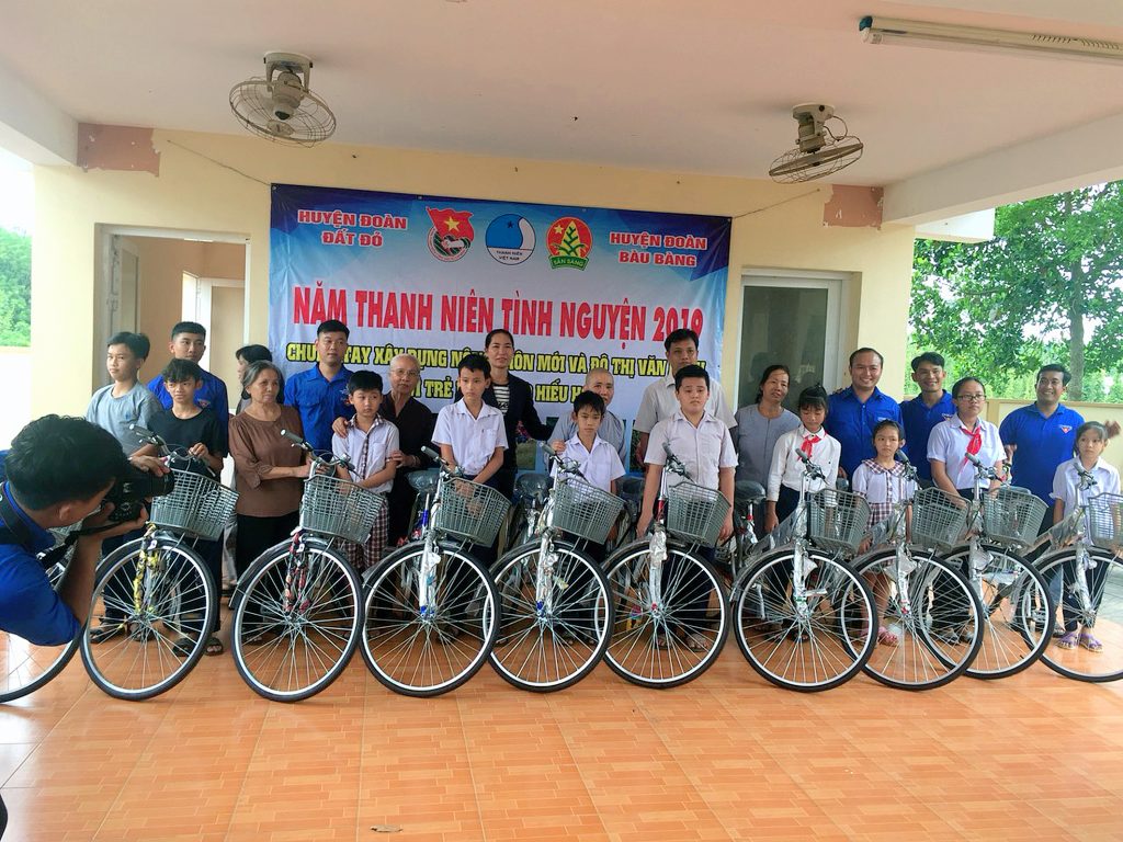 Bà Rịa – Vũng Tàu: Chùa Linh Quang tặng quà cho các em học sinh nghèo