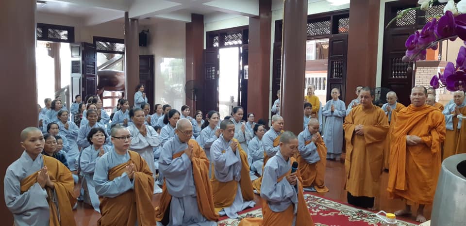 Cần Thơ: Ban Trị sự GHPGVN huyện Vĩnh Thạnh cúng dường các trường Hạ