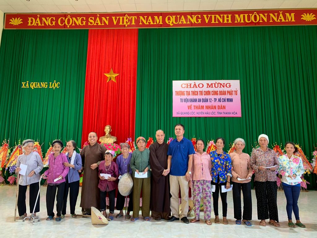 Thanh Hoá: Ban Văn hoá GHPGVN TP.HCM kết hợp với Tu viện Khánh An tặng quà cho bà con có hoàn cảnh khó khăn tại xã Quảng Lộc