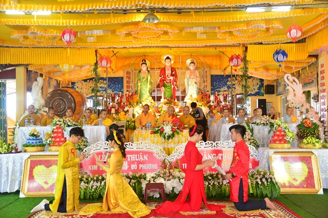 Nam Định: Hai đôi bạn trẻ về chùa Linh Quang tổ chức lễ Hằng Thuận